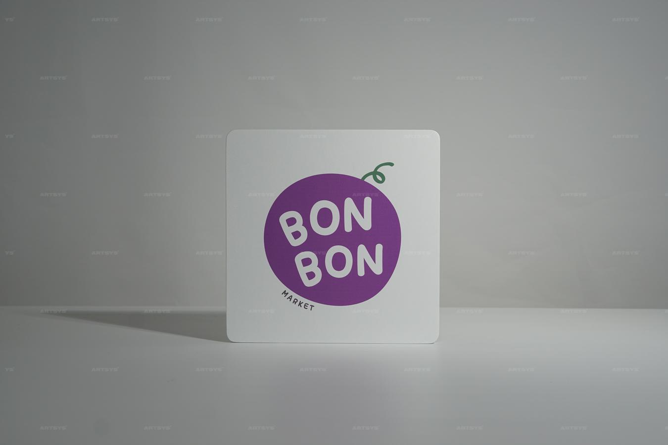 아트시스의 퍼플 색상의 아크릴 보드로 제작된 BON BON MARKET 간판